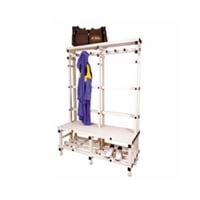 Modulare Bank mit Garderobenständer und zwei Meter langem Regal