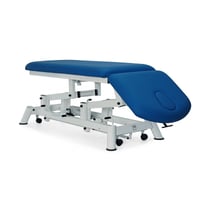 Hydraulische Untersuchungstrage: zwei Körper, mit negativ neigbarer Rückenlehne, Toilettenpapierhalter, Gesichtskappe und einziehbaren Rädern