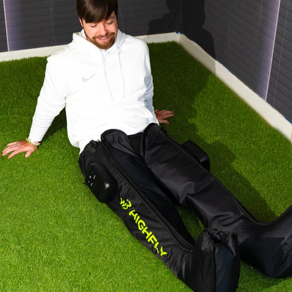 HighFly Lite Tragbare Kompressionstherapie-Stiefel: Professionelle Regeneration überall (Größen M und L) (NEUES Modell)