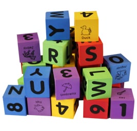 Set mit 30 Schaumstoffwürfeln mit dem Abc und Zahlen