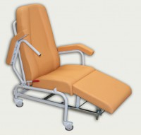Kinefis Dynamic Geriatrie-Klinik-Ergonomiestuhl mit klappbarem Sitz, Rückenlehne und Armlehnen sowie vier drehbaren Rädern Kinefis Dynamic Geriatrie-Klinik-Ergonomiestuhl mit klappbarem Sitz, Rückenlehne und Armlehnen sowie vier drehbaren Rädern
