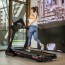 Fitnesslaufband RS900 BH: mit elektrischer Steigung von 15 % und einer Lauffläche von 55 cm Fitnesslaufband RS900 BH: mit elektrischer Steigung von 15 % und einer Lauffläche von 55 cm