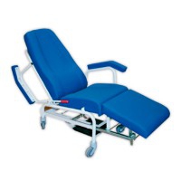 Kinefis Kinetic klinischer und geriatrischer Stuhl: Sehr robuste Struktur, Trendelenburg und klappbare Armlehnen Kinefis Kinetic klinischer und geriatrischer Stuhl: Sehr robuste Struktur, Trendelenburg und klappbare Armlehnen