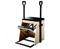 Stühle und Fässer Stühle und Fässer